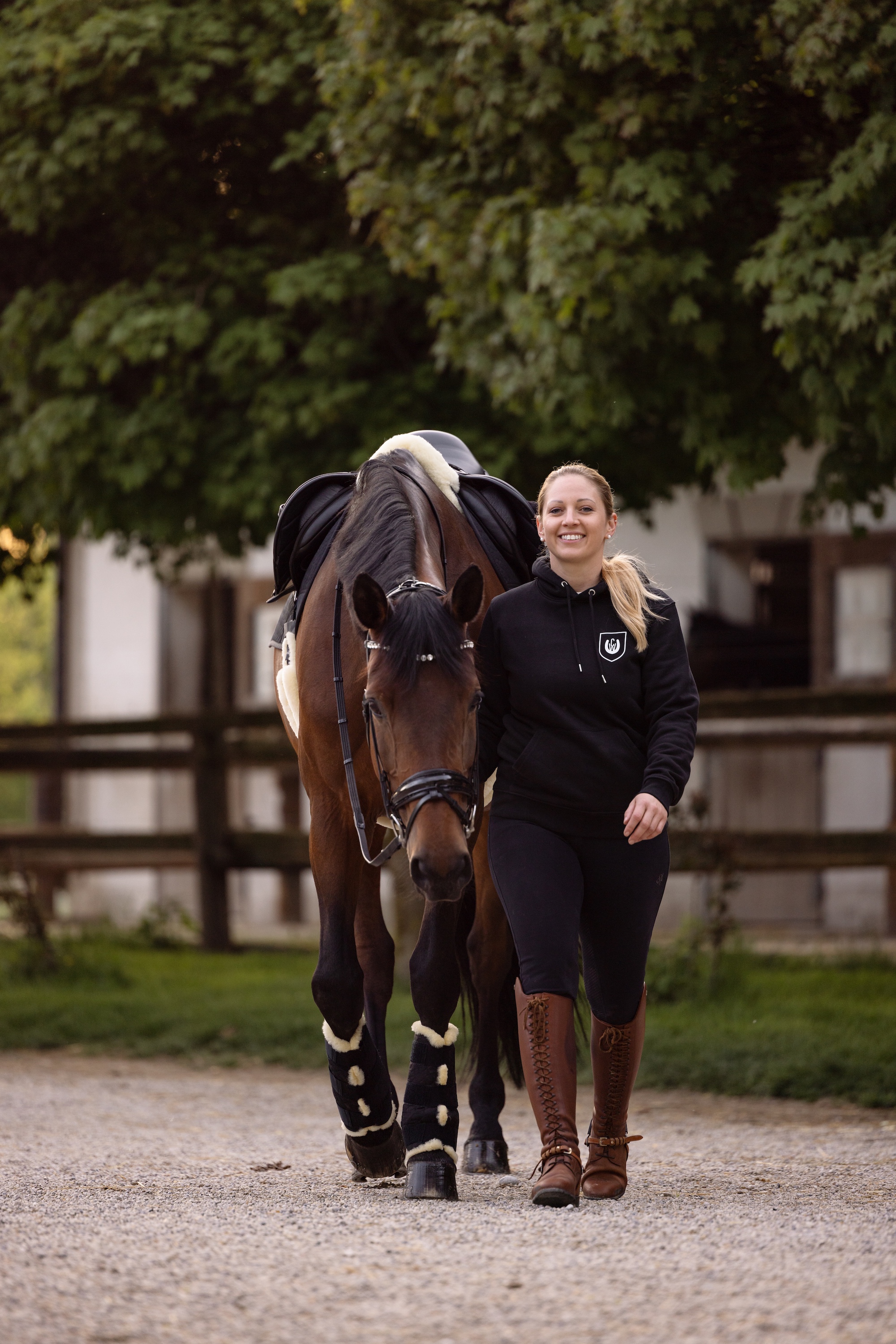 Frau mit Pferd